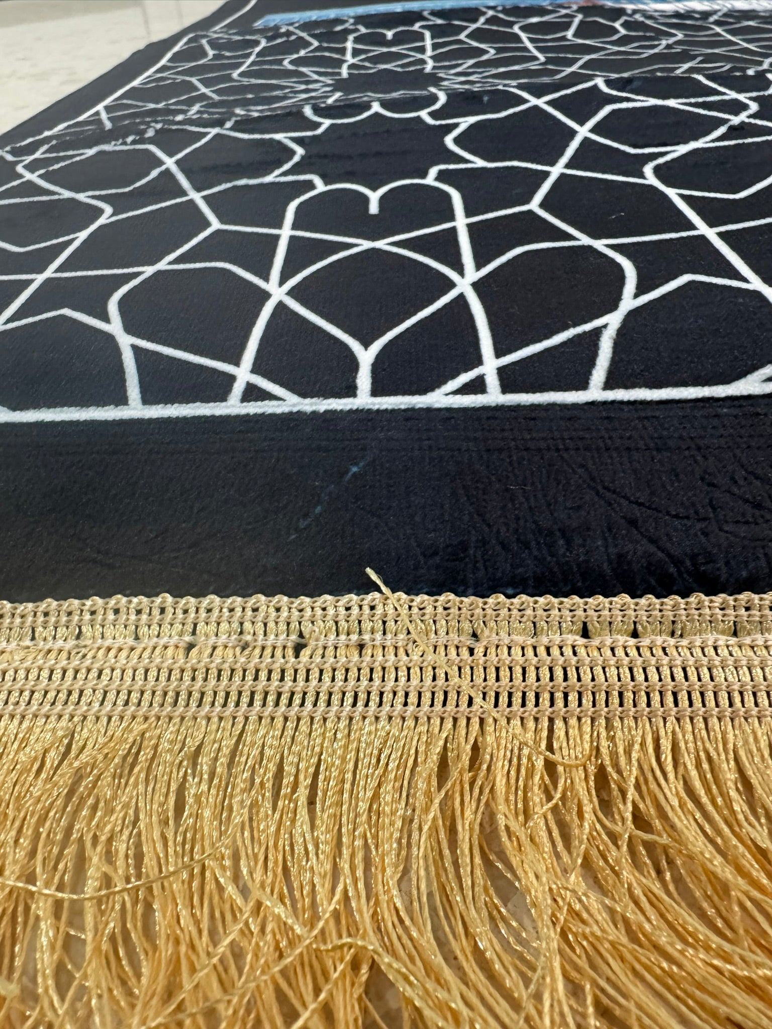 Alfombra de Rezo “Cúpula de la Roca – Edición Negra” | Elegancia, Fe y Solidaridad