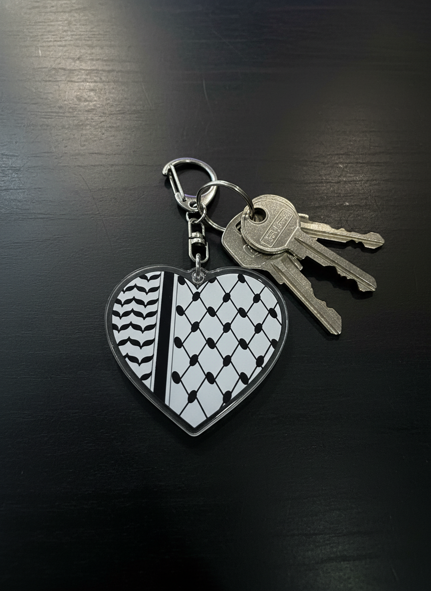 Llavero Corazón – Diseño Kufiya (Blanco y Negro)